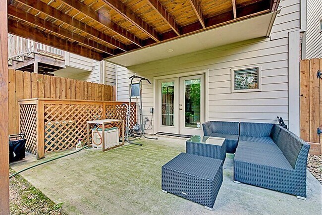 Building Photo - 5422 Lillian St