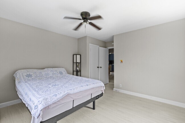 Building Photo - 4009 Maple Dr