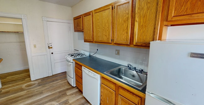 Primary Photo - Avl NOW! No Fee! Sunny 3BR on Brighton/Bro...