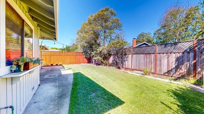 Building Photo - Well Maintain West Side Single Story 3 bedroom 2 bathroom home with 2 car garage