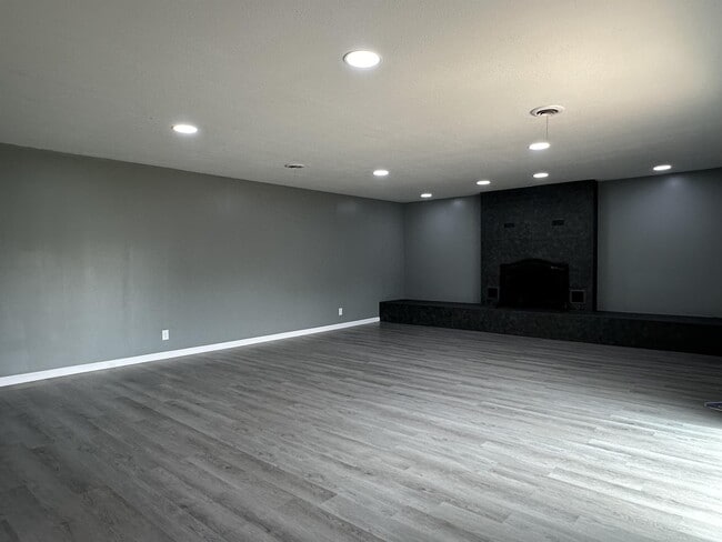 Building Photo - 3633 Buffalo Dr