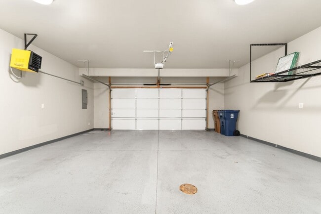 Building Photo - 2122 W Summit Pkwy