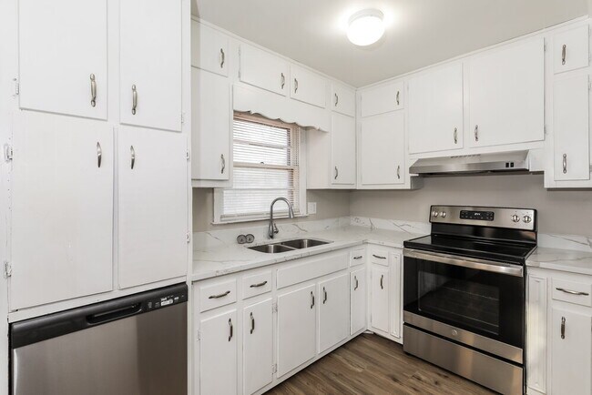 Building Photo - 820 Oakdale Dr