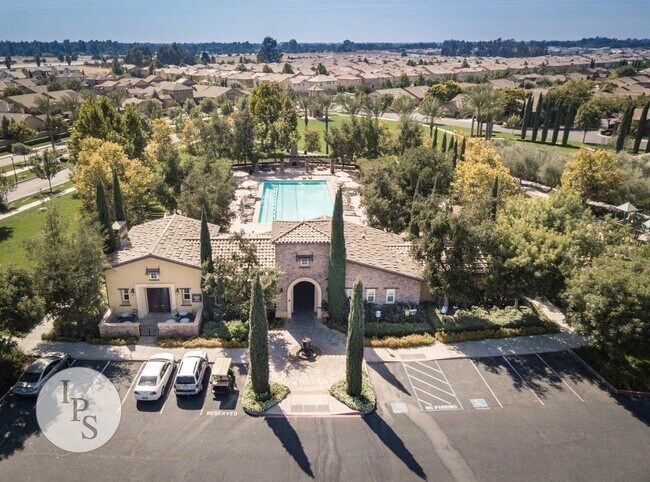 Building Photo - Harlan Ranch Clovis Home, 3BR/2BA, Amazing Community - Lots of Amenities!