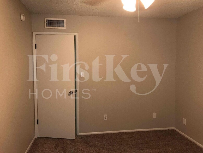 Building Photo - 5520 W Golden Ln