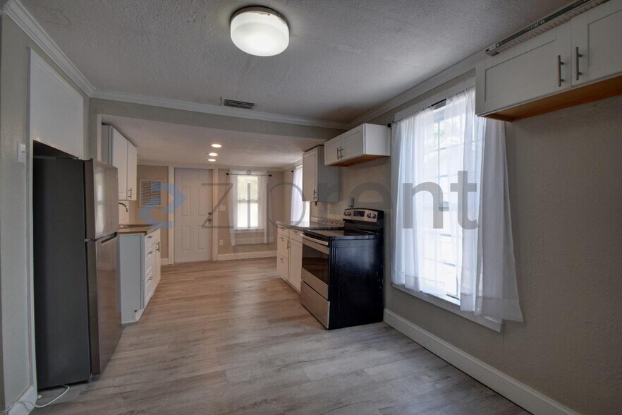 Building Photo - Unit B