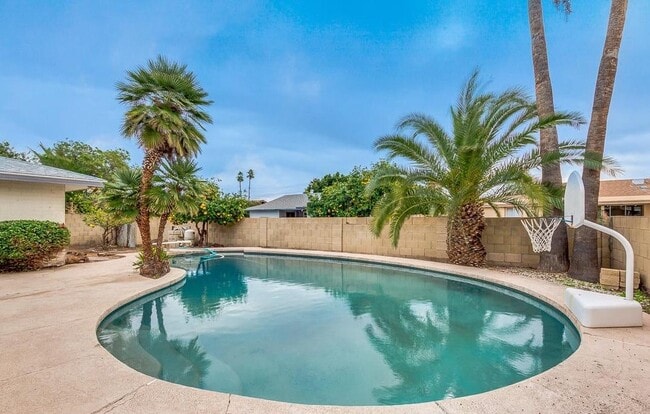Building Photo - 2439 E Del Rio Dr