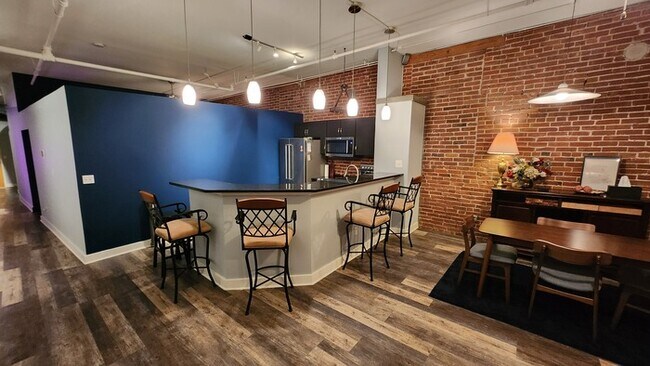 Building Photo - Fully furnished all utilities included!!!