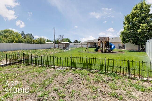 Building Photo - **Stunning 4-Bedroom Home with Modern Amen...