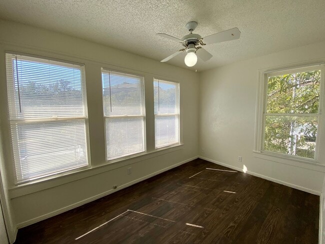 Building Photo - 30th-407 E