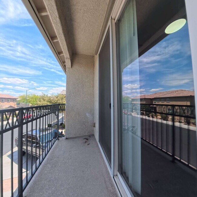 Building Photo - Spacious 2-bed 2-bath with Attached Car Garage at Tripoly!