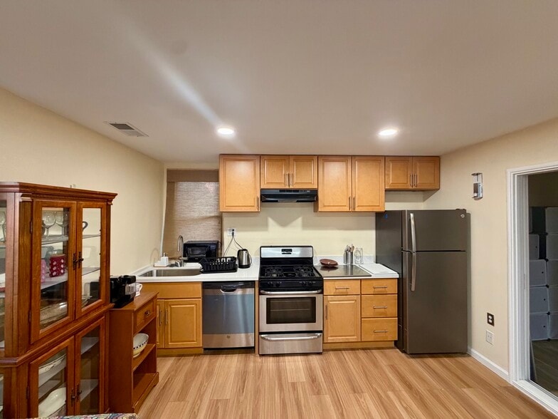 Building Photo - 5419 Silva Ave