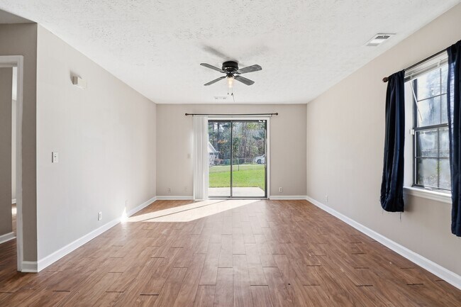 Building Photo - Ash St Ex