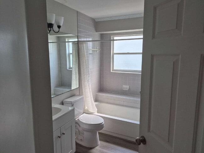 Building Photo - "Spacious 1732 Sq Ft 3-Bed, 2 Baths, in Tarpon Springs!"