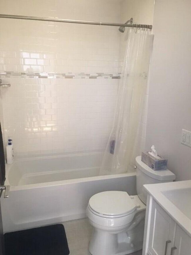 Building Photo - Beautiful Modern 4 bed unit with a rooftop deck!