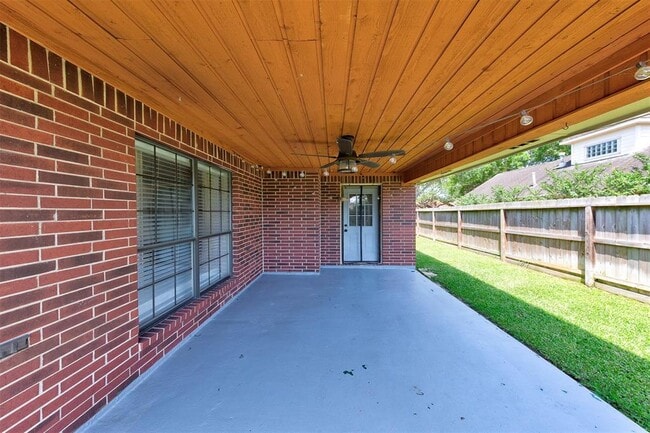 Building Photo - 402 Live Oak Ln