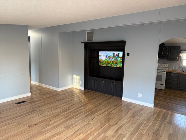 Building Photo - 700 S Clyde St