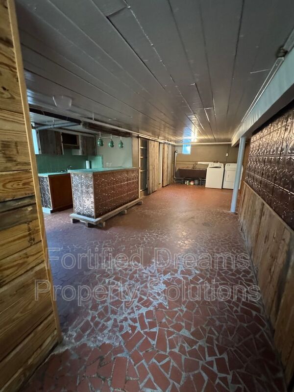 Building Photo - 633 S Greensboro St