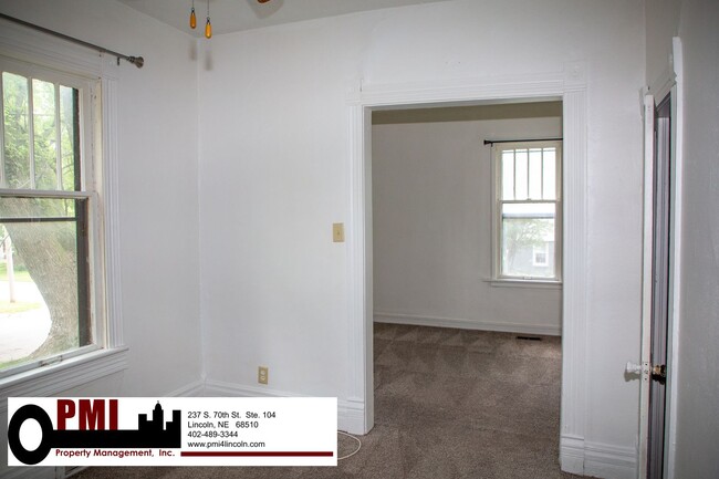 Building Photo - 1 Bedroom, 1.5 Bathroom, House For Rent Av...