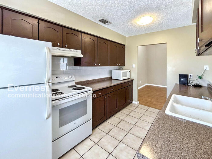 Building Photo - 5801 Thunderbird St