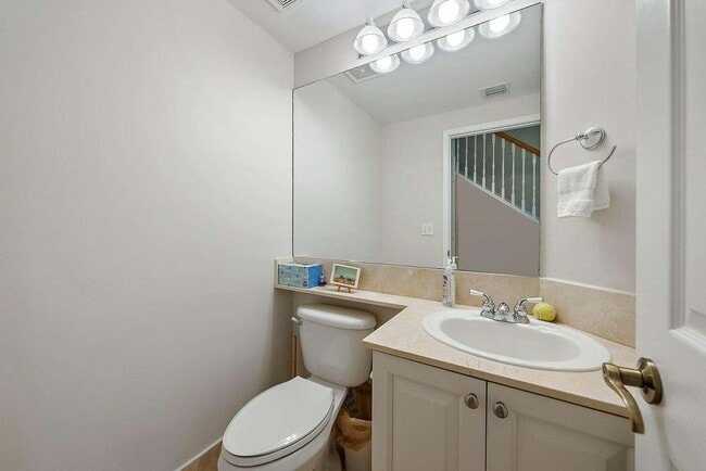 Building Photo - 696 Fern St