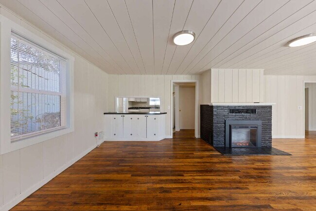 Building Photo - *MOVE IN SPECIAL!* Updated 3 bedroom duplex