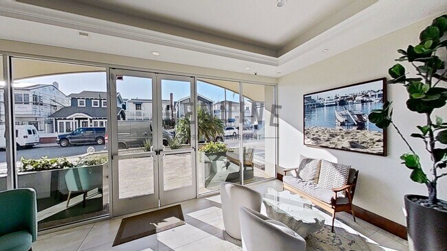 Building Photo - 2Bd 2Ba Spacious Newport Bay Front Condo