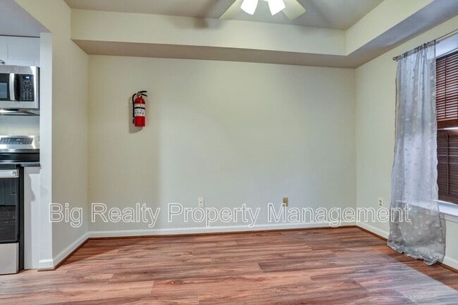 Building Photo - 704 Stonybrook Dr