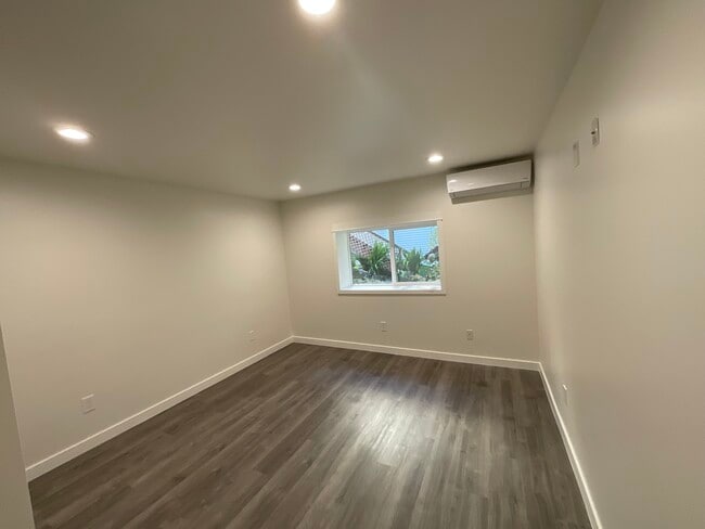Building Photo - 1577 Woodside Dr