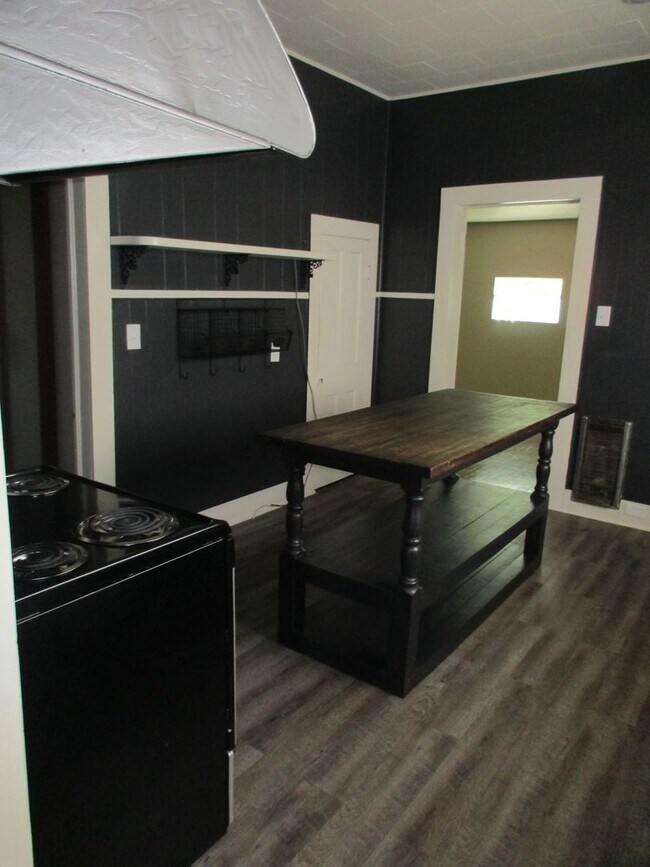 Building Photo - Charming Remodeled Home