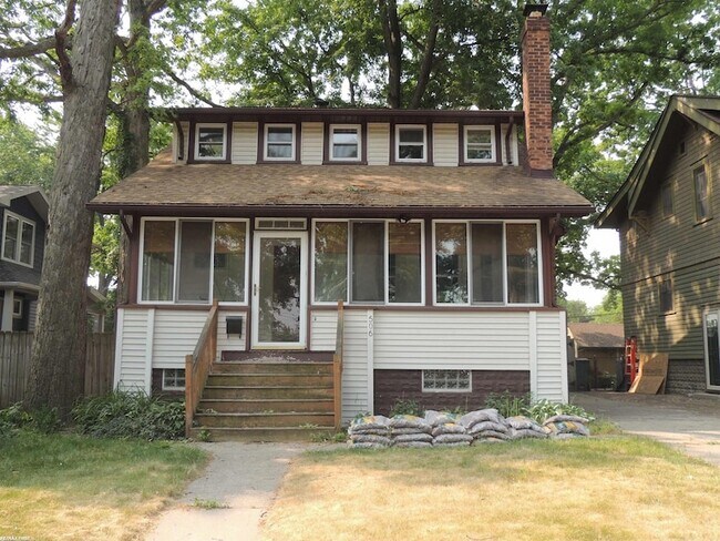 Building Photo - 506 Hawthorn Ave