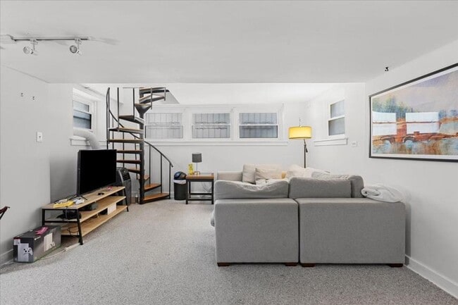 Building Photo - 2 bedroom in Chicago IL 60657