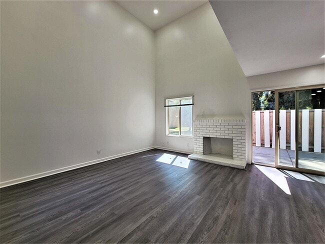 Building Photo - 2553 Lancaster Ct