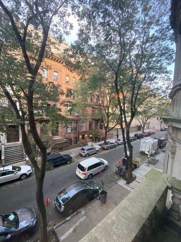 Building Photo - 169 W 76th St