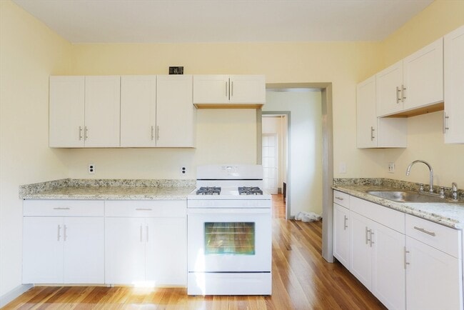 Building Photo - 31 Roslyn St