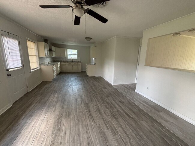 Building Photo - CHARMING UPDATED HOME IN MCRARY'S SOUTHERN HILLS