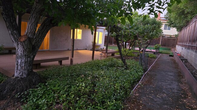 Building Photo - 4844 Westmont Ave