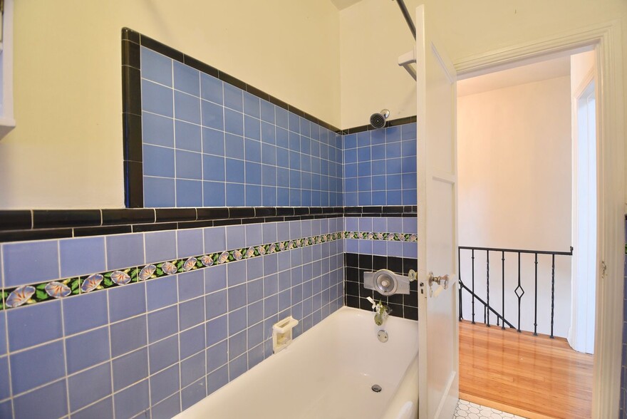 Building Photo - 2062 Argyle Ave