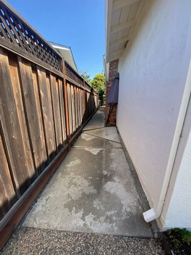 Building Photo - Updated property with luxury Appliances in a prime location in Livermore
