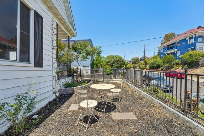 Building Photo - 517 Branciforte St