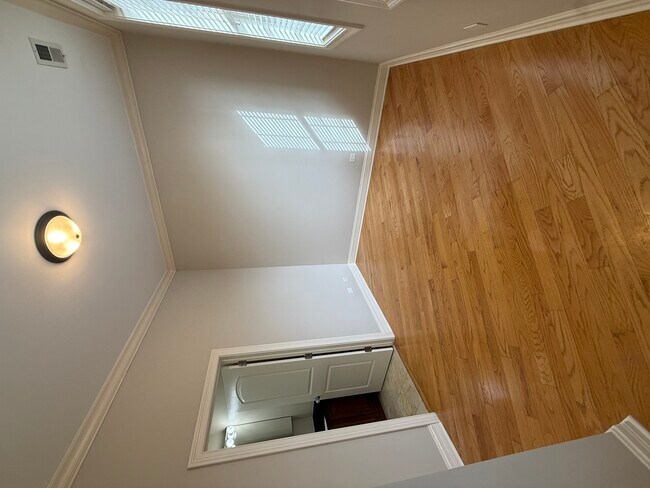 Building Photo - 2338 W Morse Ave