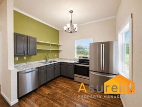 Building Photo - Large Two- Bedroom Apartment in Ashland with lots of storage and washer and dryer hookups