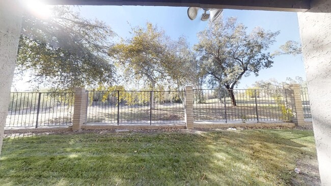 Building Photo - 2/2 Downstairs Condominium located in San ...