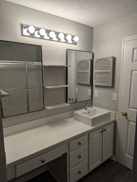 Master bathroom 2 - 5004 Hunters Trail