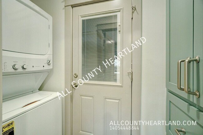 Building Photo - 330 E 6th St