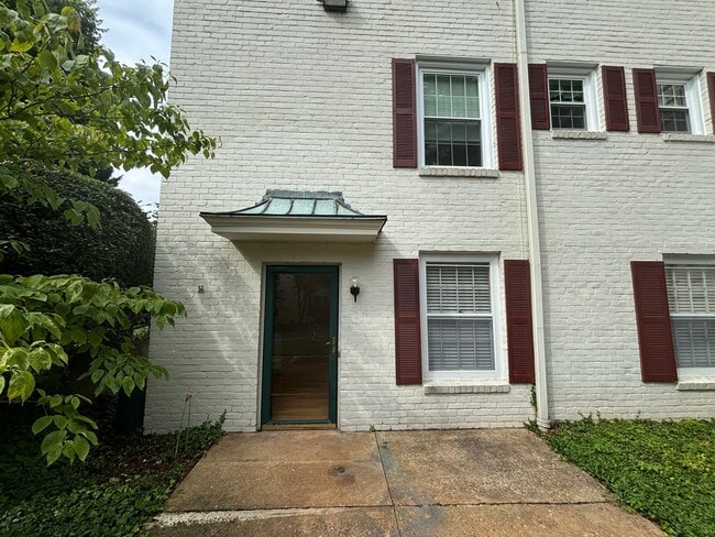 Building Photo - Remodeled Ground Level Condo off Rivermont