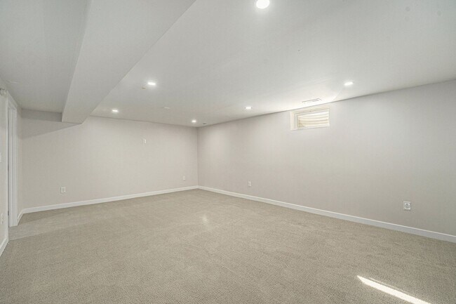 Building Photo - Spacious 6-Bed 3-Bath Home in Federal Heig...