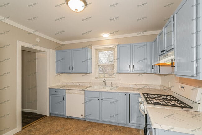 Building Photo - 2528 Leslie Ave