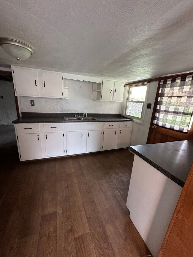 Building Photo - Three Bedroom Single Family House