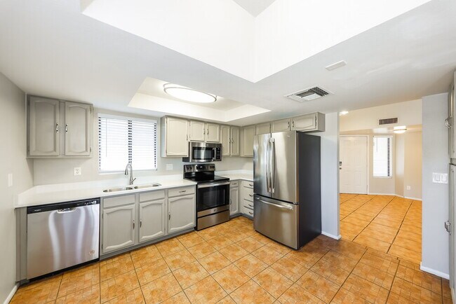 Building Photo - 6630 W Poinsettia Dr
